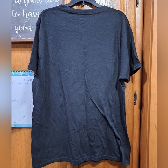 Black Short Sleeve T-Shirt with Skull and Bat Design In A Men's Size Large. EUC - Picture 7 of 7